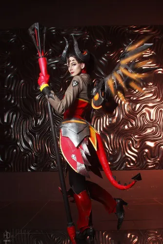 Подборка Косплея: Elif Parmak из VtMB 2, Стражница из Aion, Дьявольская Mercy из Overwatch, Мисато, Рей и Асука из Evangelion.