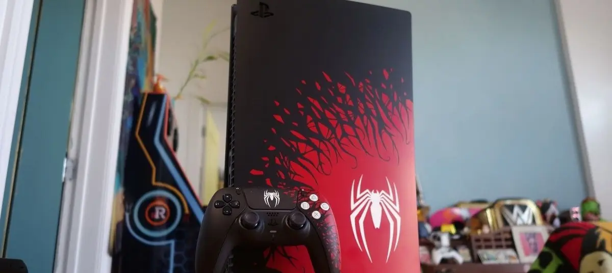 В России можно предзаказать новую PS5 в стилистике Spider-Man 2